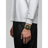 D1 Milano Polycarbon Diver Lagoon Drift orologio verde indossato al polso, design sportivo subacqueo PDBJ04