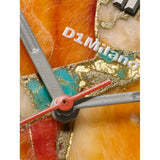 D1 Milano Polycarbon Mosaic Essence dettaglio macro quadrante mosaico con venature arancio, turchese e oro, lancette in ottone PCBU24