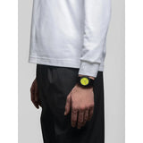 D1 Milano Polycarbon Spectrum Shift verde lime indossato al polso, bracciale nero in policarbonato stile sportivo PCBJ47