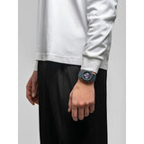 D1 Milano Polychrono Blue Spectrum orologio indossato al polso, cassa blu policarbonato e quadrante viola PHBJ20