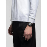 D1 Milano Polychrono Gilded Lunar orologio nero indossato al polso, vista lifestyle con bracciale in policarbonato PHBJ15