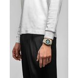 D1 Milano Polychrono Ice Phantom orologio indossato al polso, cassa grigia ottagonale con quadrante sfumato blu e viola PHBJ21