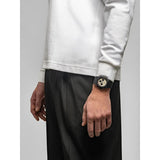 D1 Milano Polychrono Void Phantom orologio indossato al polso, cassa nera e quadrante taupe stile sportivo PHBJ18