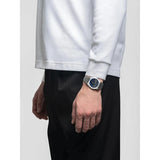 D1 Milano Ultra Thin 1970 Carbon Reef orologio indossato al polso quadrante blu bracciale acciaio UHBJ04