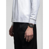 D1 Milano Ultra Thin Kevlar Unit orologio nero indossato al polso, design minimalista cinturino kevlar UHKJ01