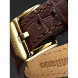 D1 Milano Ultra Thin Move Gold dettaglio fibbia ad ardiglione dorata e cinturino pelle marrone texture coccodrillo UTLL18
