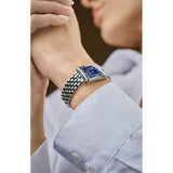 Frederique Constant Classics Art Deco Carree blu indossato al polso, cassa rettangolare acciaio e bracciale mesh FC-200N2AC6B