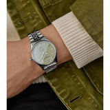 Frederique Constant Classics Index Small Seconds Automatic indossato al polso, quadrante grigio e bracciale acciaio FC-530GR3B6B