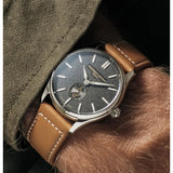 Frederique Constant Classics Index Small Seconds Automatic dettaglio quadrante antracite e cinturino pelle marrone al polso FC-530GS3B6B