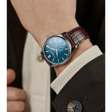 Frederique Constant Classics Index Small Seconds Automatic indossato al polso, quadrante blu e cinturino marrone FC-530G3B6