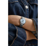 Frederique Constant Classics Moneta Moonphase indossato al polso, quadrante madreperla azzurro e bracciale maglia acciaio FC-206MPLB2S6B