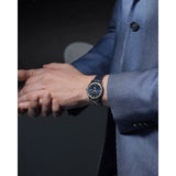 Frederique Constant Classics Moneta Moonphase indossato al polso con abito blu, quadrante blu e fase lunare FC-206N3S6