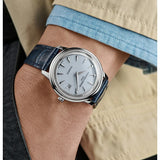 Frederique Constant Classics Moneta Solarmetre indossato al polso, quadrante azzurro chiaro e cinturino pelle blu FC-120LB3S6