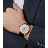 Frederique Constant Classics Quartz Date indossato su polso con abito elegante, cinturino pelle nera stampa coccodrillo FC-220CR5B5
