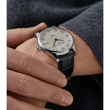 Frederique Constant Classics Quartz Date indossato al polso, quadrante crema con numeri romani e cinturino pelle nera FC-220CR5B6