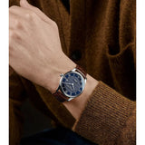 Frederique Constant Classics Quartz Date Blu indossato al polso cinturino pelle stampa coccodrillo marrone FC-220N5B6