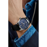Frederique Constant Classics Runabout Automatic GMT indossato al polso, quadrante blu e cinturino gomma nera FC-350RN5B6