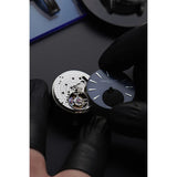 Frederique Constant Manufacture Classic Tourbillon dettaglio assemblaggio movimento e quadrante blu con indici applicati FC-980N3H6