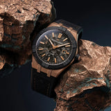 Maurice Lacroix AIKON-IC Frozen Carbon dettaglio quadrante carbonio con indici bronzo su roccia AC6008-BRL20-730-2