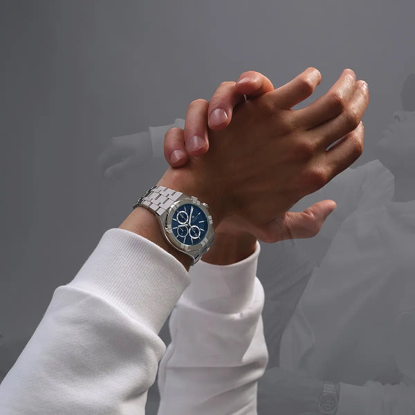 Maurice Lacroix Aikon Quartz Chronograph AI1118-SS002-430-1 indossato