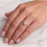 ALFYO Anello Solitario myO Oro Bianco Diamante Taglio Goccia e Diamanti sul Gambo indossato sulla mano