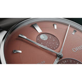Oris Artelier Complication macro dettaglio lancette Dauphine, indici a bastoni e indicatore fasi lunari su quadrante marrone 01 782 7811 4056-07 6 20 17FC