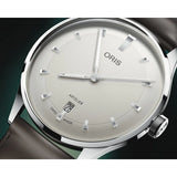 Oris Artelier Date primo piano quadrante bianco minimalista con lancette a bastone e cinturino pelle marrone 01 733 7810 4051-07 6 20 17FC