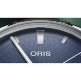 Oris Artelier Date macro dettaglio indici applicati e texture guilloché raggiante su quadrante blu 01 733 7810 4055-07 6 20 17FC