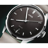 Oris Artelier Date vista ravvicinata cassa acciaio, quadrante nero con lancette Dauphine e corona firmata 01 733 7810 4054-07 6 20 18FC