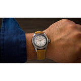 Oris Big Crown Lou Gehrig indossato al polso con cinturino pelle scamosciata marrone e quadrante grigio 01 754 7785 4091-Set