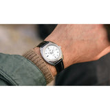 Oris Heritage Star Edition indossato al polso, quadrante grigio con indici a bastoni e cinturino pelle nera 01 733 7813 4151-Set