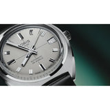 Oris Heritage Star Edition dettaglio quadrante grigio sunburst, indici applicati a bastoni e finestrella data 01 733 7813 4151-Set