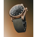 Oris ProPilot Bronze vista laterale cassa bronzo 41mm con corona a vite e cinturino scamosciato verde scuro 01 733 7805 3164-07 6 20 22BRLC