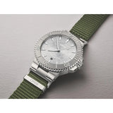 Oris Social Club Edition II Aquis quadrante argento brinato lunetta acciaio e cinturino NATO verde oliva 01 733 7789 4121-Set