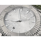 Oris Social Club Edition II dettaglio quadrante argento brinato con indici applicati luminescenti e lancette gladio 01 733 7789 4121-Set