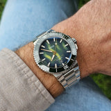 Orologio Oris Aquis Kelp Forest Limited Edition indossato