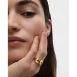 Pd Paola Anello Gravity indossato su mano femminile, design contemporaneo con doppia sfera dorata AN01-D38-12