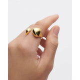 Pd Paola Anello Gravity dettaglio indossato, sfere lucide in argento placcato oro su dito AN01-D38-12