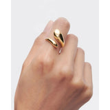 Pd Paola Anello Orbit dorato indossato su indice, vista ravvicinata design contemporaneo a spirale AN01-D74-12