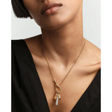 Pd Paola ciondolo Drop su collana dorata indossata, styling con charm multipli e pavé CO01-789-U