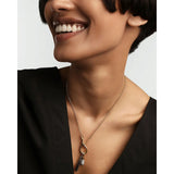 Pd Paola Ciondolo Drop Pavé indossato su collana oro, styling contemporaneo con charm multipli CO01-790-U