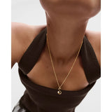 Pd Paola Collana Iniziale lettera S indossata, ciondolo oro con zircone su catena delicata, vista frontale CO01-B92-U