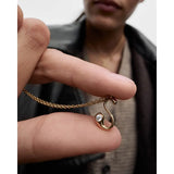 Pd Paola Collana Iniziale lettera S tenuta tra le dita, dettaglio dimensioni ciondolo oro con zircone CO01-B92-U