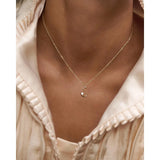 Pd Paola Collana Iniziale lettera S indossata su camicia rosa, ciondolo oro con zircone elegante CO01-B92-U