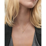 Pd Paola Collana La Perla indossata, pendente perla bianca su catena oro, design minimalista elegante CO01-A61-U