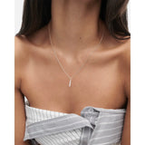 Pd Paola Collana Olga argento indossata, ciondolo con zirconi bianchi su décolleté, stile elegante minimalista CO02-973-U