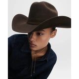 Pd Paola Collana Rodeo indossata su modella, ciondolo dorato scorrevole con terminali a goccia stile western CO01-B23-U