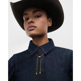 Pd Paola Collana Rodeo dettaglio indossato, ciondolo oro con doppi pendenti a goccia su camicia denim CO01-B23-U