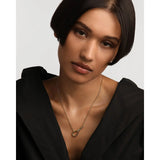 Pd Paola Collana Stacker Clasp oro indossata da modella, pendente nodo su scollo a V nero CO01-770-U