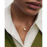 Pd Paola Collana Wave vista indossata ravvicinata, pendente dorato con zircone centrale brillante